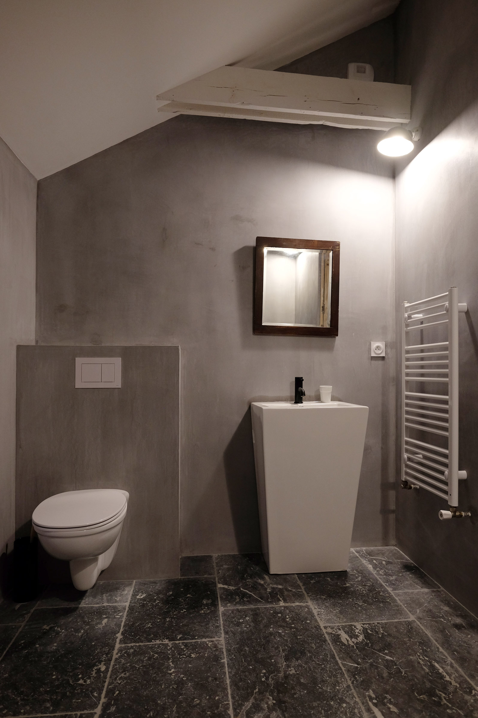 dinan bains salle de bains lavabo pierre gris lumiere mineral bois ancien vintage bretagne